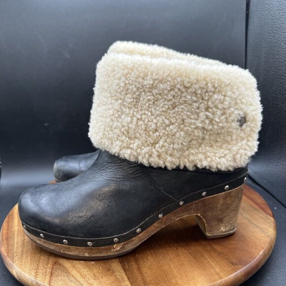 UGG Women’s Size 7 Lynnea Leather Ankle Boot Studded Wood Heels Roll Down 3207 - Picture 1 of 9